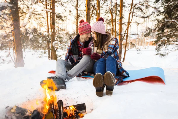 Genç insanlar kışın şömine başında Çift