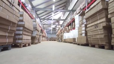 kutuları ve raflar ile büyük depo