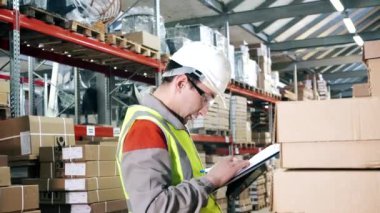 Beyaz bir kask ve gözlük çalışırken portre depo işçisi