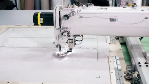 Geautomatiseerde automatische quilten Machine werk close-up — Stockvideo
