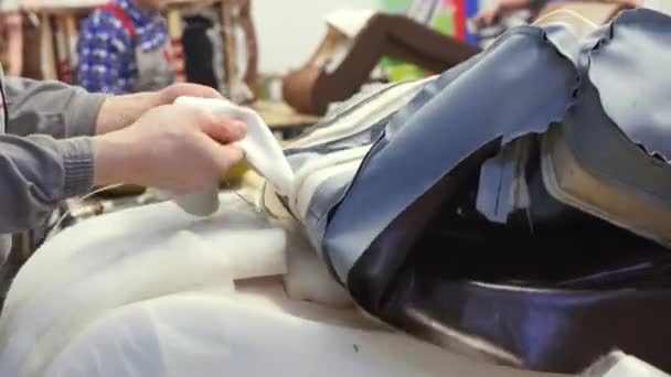 mains de l'ouvrier dans la production de meubles 