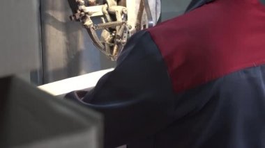 Erkek işçi kutuları fabrikada yakın yapar