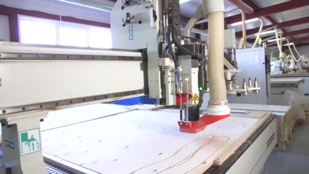 Мебельная фабрика деревообрабатывающих машин — стоковое видео