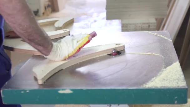 Przemysłowe stolarz pracownik do obróbki drewna z bliska — Wideo stockowe