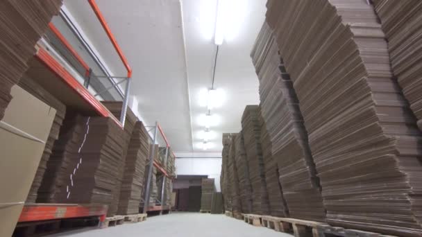 Bekijk magazijn met stapels van gevouwen bruin karton — Stockvideo