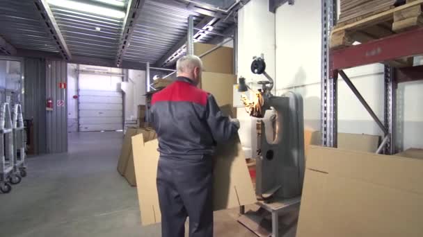 Man aan het werk met karton — Stockvideo