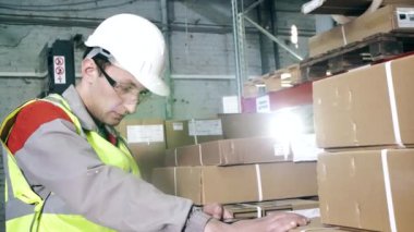 Bir barkod tarayıcı yakın çekim portre depo işçisi kullanır