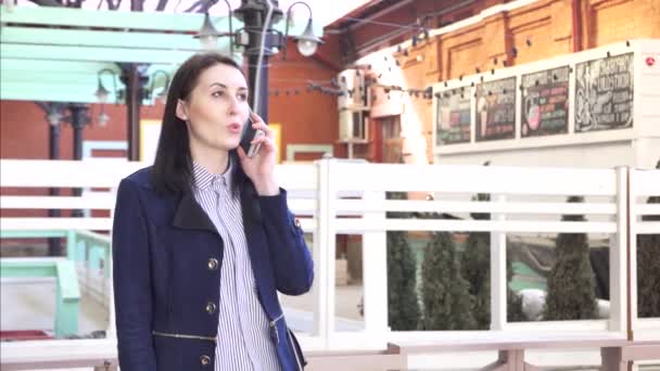 Gadis berambut coklat modern berkomunikasi melalui lanskap telepon perkotaan — Stok Video