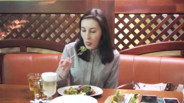 Yunan salatası yemek esmer kız