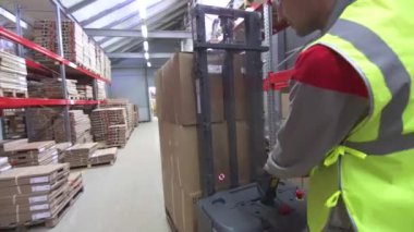 Modern bir depo endüstriyel Forklift kamyon işlemi