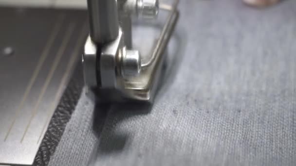 Mains d'une couturière au travail sur une machine à coudre — Video