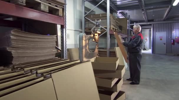 Hombre trabajador hace cajas en la fábrica — Vídeos de Stock