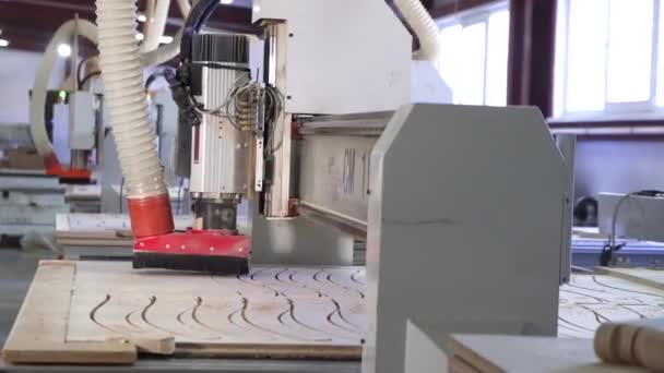 Houtbewerking snijwerk machines meubilair fabriek time-lapse — Stockvideo