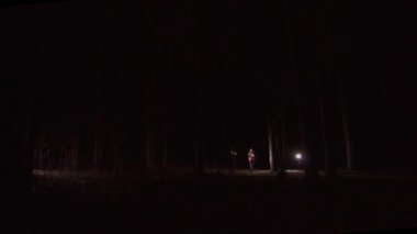 fenerler gece ormanda birkaç kişiyle