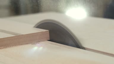 Yakın çekim kesme ahşap marangoz atölyesinde dairesel tablo gördüm