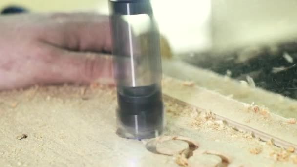Manusia tukang kayu mengebor mesin dalam mo lambat menutup — Stok Video