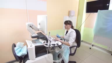 Doktor uzmanı ultrason muayenesi gebelik gerçekleştirme