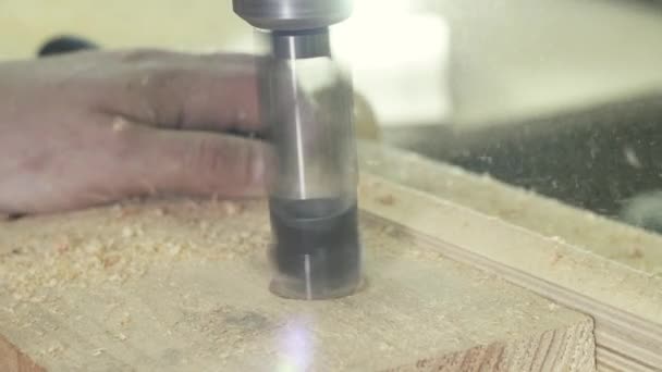 Máquina de perfuração de madeira close-up — Vídeo de Stock