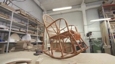 bir marangoz atölyesinde ahşap sallanan sandalye