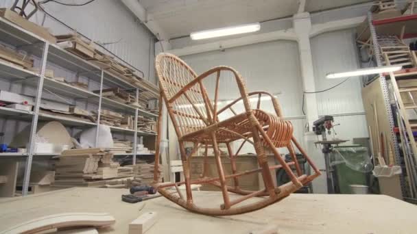 Bir marangoz atölyesinde ahşap sallanan sandalye — Stok video