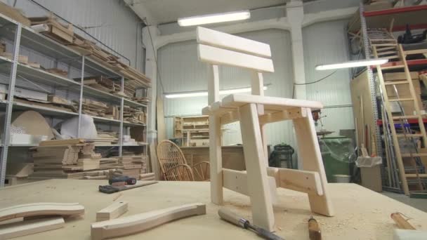 Bir marangoz atölyesinde ahşap sandalye — Stok video