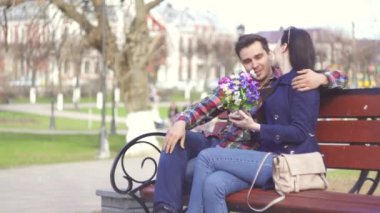 Parktaki bankta birbirine aşık çiftler