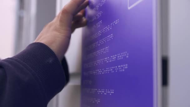 Egy utcai ing olvasó egy braille betűtípus-épület jel a vak ember — Stock videók