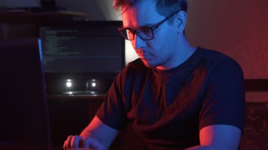 gözlük takan bir bilgisayar, karanlık bir odada bir adam portresi