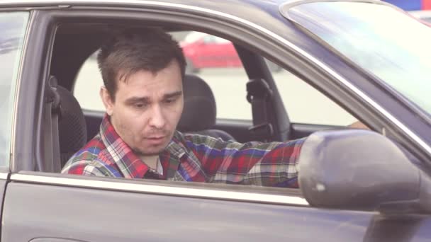 Motorista masculino com uma garrafa de álcool — Vídeo de Stock