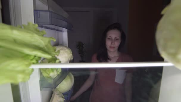 Ragazza insoddisfatta di una dieta mangiare insalata di notte, la fame — Video Stock