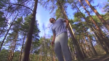 Orman güneşte koşu sırasında erkek omurga yaralanması