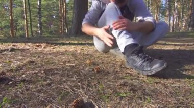 Orman güneş, ayak bileği burkulması koşu yaparken adam yaralanma