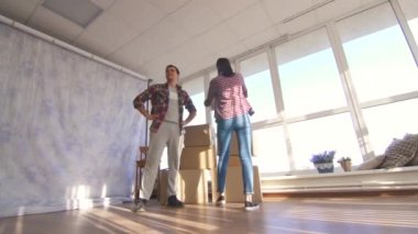 gençlerin yeni bir daireye taşıma