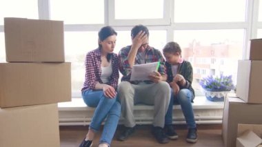 stresli baba ve ailesi, görevden iş borçları ile