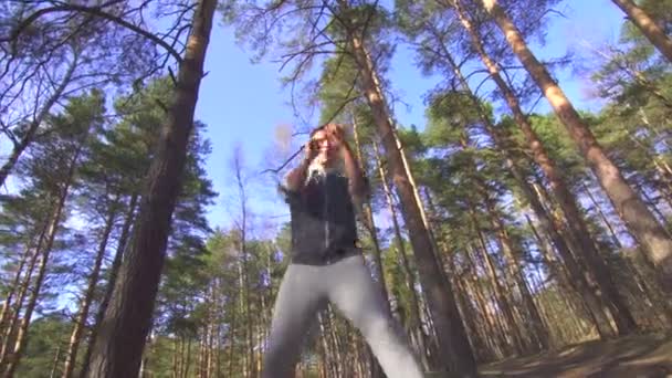 男子运动员拳击在森林里阳光灿烂 — 图库视频影像