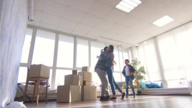 yeni bir daire içinde aile hamle