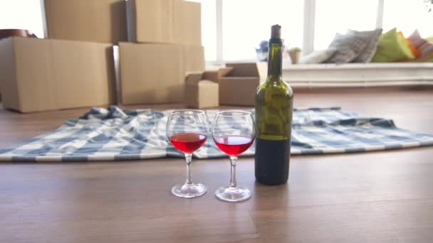 Dos vasos de vino cajas móviles, nadie — Vídeos de Stock