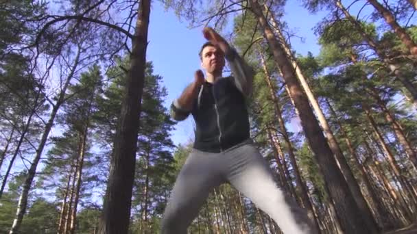 Man boxning i en solig skog — Stockvideo