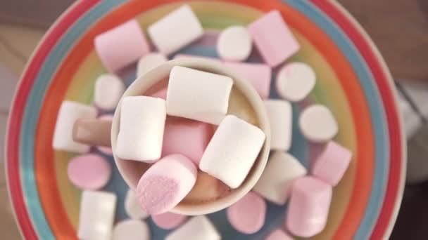 Marshmallows im Cup-Draufsicht — Stockvideo