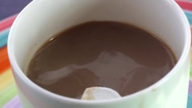 lokum kahve bir fincan içine düşüyor