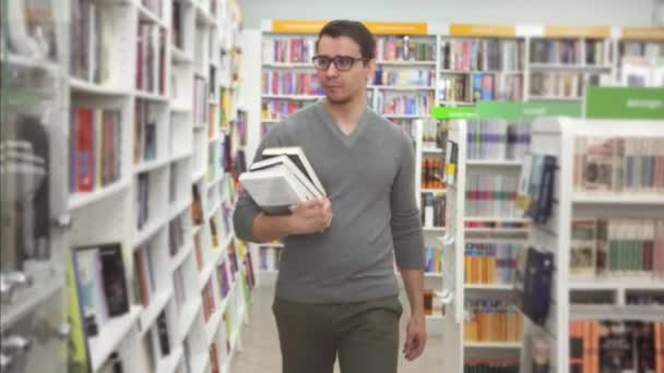 Mens shopping in the bookstore — Stock Video