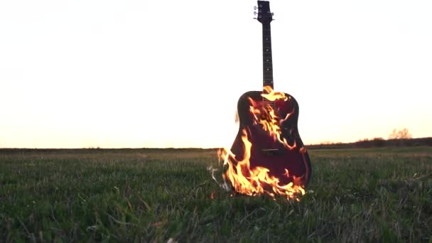 Brinnande akustisk gitarr i brand — Stockvideo