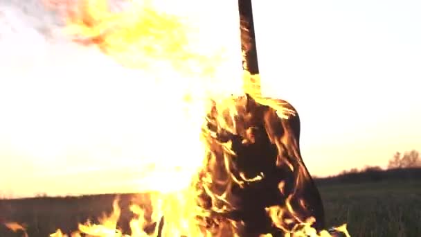 Akustik gitar alev yanan yakın çekim — Stok video
