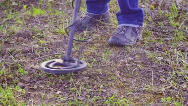 Ein Mann mit Metalldetektor gräbt in Großaufnahme — Stockvideo