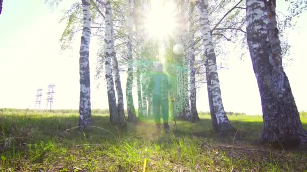 Homme chasseur de trésor avec détecteur de métaux est à la recherche du soleil — Video