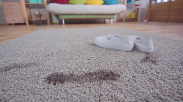 Smutsiga fotspår och skor på mattan — Stockvideo