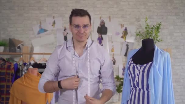 Diseñador de moda retrato hombre en un estudio moderno junto a un maniquí — Vídeo de stock