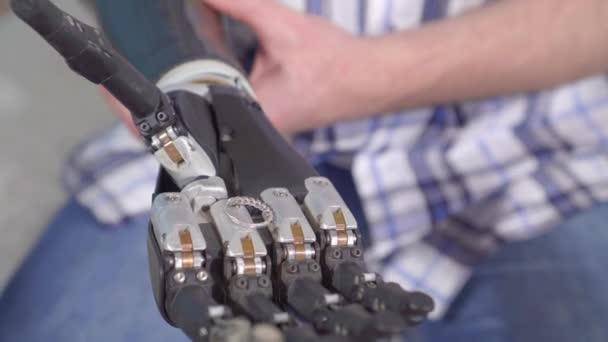 Engagement ring in bionic prosthetic hand — Stock Video