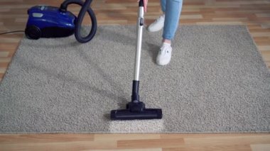 Elektrikli süpürge. Kirli halı temizleme.