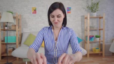 Genç bir kadın masaya oturur ve boynuna nikotin bandı yapıştırır. Sigara bağımlılığını tedavi etme konsepti.
